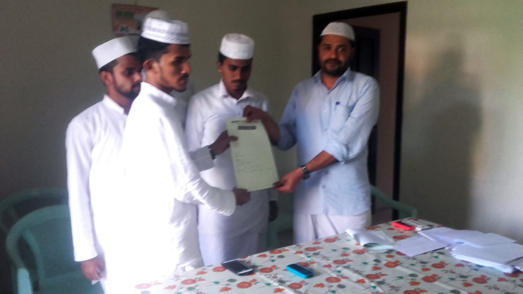 ത്വലബ വിംഗ് കോഴിക്കോട് ജീല്ലാ വെല്‍ഫെയര്‍ സെല്‍ ഫോം വിതരണം എസ്.കെ.എസ്.എസ്.എഫ് സംസ്ഥാന വര്‍ക്കിംഗ് സെക്രട്ടറി സത്താര്‍ പന്തല്ലുര്‍ നിര്‍വഹിക്കുന്നു.