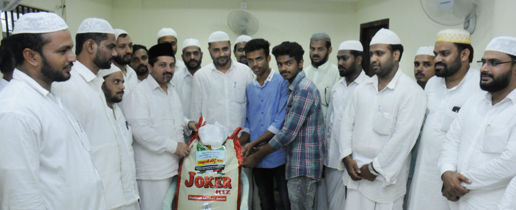 കുവൈത്ത് കേരള ഇസ്‌ലാമിക്കൗണ്‍സില്‍ സെന്‍ട്രല്‍കമ്മിറ്റി എസ് കെ എസ് എസ് എഫ് മുഖേന വിതരണം ചെയ്യുന്ന റമളാന്‍ കിറ്റിന്റെ ഉദ്ഘാടനംസംസ്ഥാന പ്രസിഡന്റ് പാണക്കാട് സയ്യിദ് ഹമീദലി ശിഹാബ് തങ്ങള്‍നിര്‍വ്വഹിക്കുന്നു