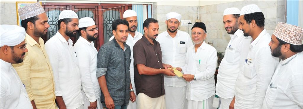  എസ് കെ എസ് എസ് എഫ് സംസ്ഥാന കമ്മിറ്റി താനൂരില്‍ സംഘടിപ്പിക്കുന്ന ഇന്റര്‍കോണിന്റെ ഫണ്ട് ഉദ്ഘാടനം പാണക്കാട് സയ്യിദ് ഹൈദറലി ശിഹാബ് തങ്ങള്‍ നിര്‍വ്വഹിക്കുന്നു